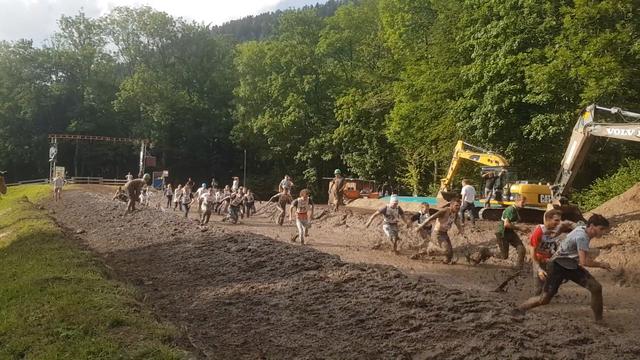 Vosges Saint-Maurice-sur-Moselle : les derniers plongeons à moteur et à pied dans la boue