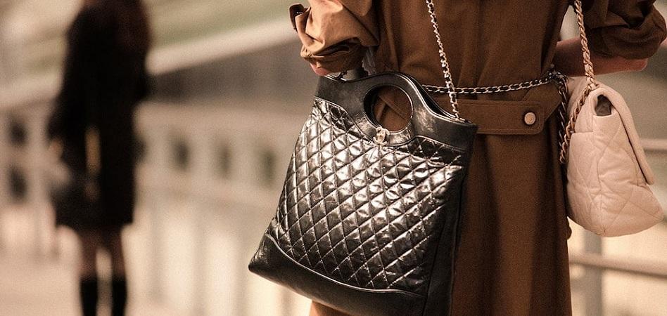 Chanel se encara al mercado de la reventa y limita las compras de sus bolsos MODAES PREMIUM MODAES PREMIUM 