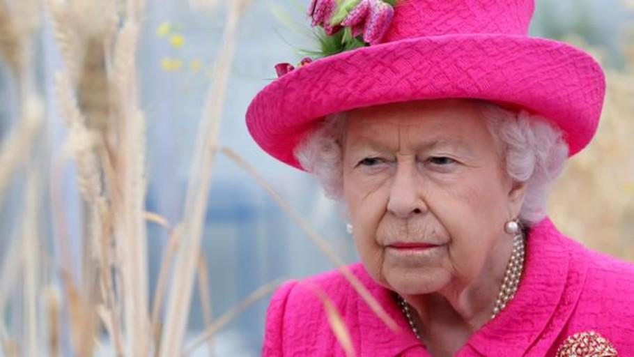 La reina Isabel II le sirve un té a un obrero sin que la reconozcan 