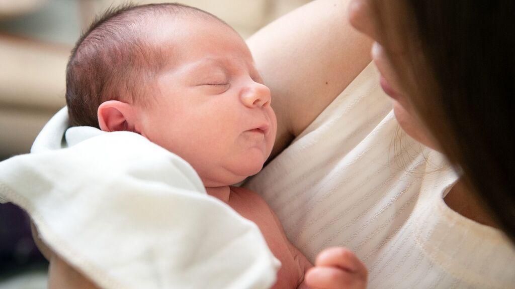 Con caricias y susurros: la mejor forma de despertar a un bebé para comer 