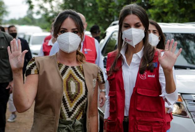 Las críticas a la Reina Letizia por usar el chaleco de AECID disparan sus ventas en Paraguay 