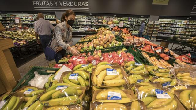 El Gobierno prohibirá la venta de frutas y verduras en envases de plástico a partir de 2023 