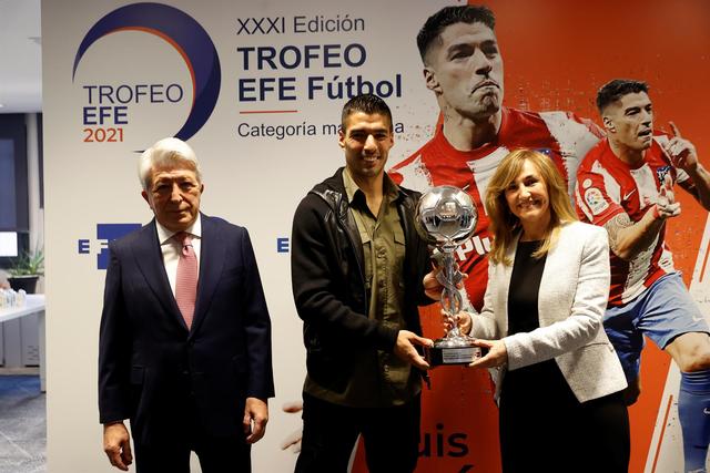 Luis Suárez recibió el Trofeo EFE
