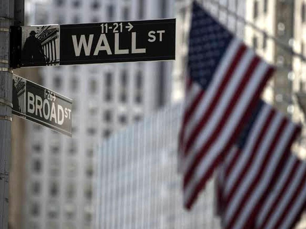 Wall Street tumbles as tech stocks extend slide 