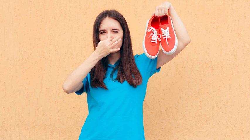 15 trucos efectivos y sencillos para eliminar el mal olor de los zapatos 