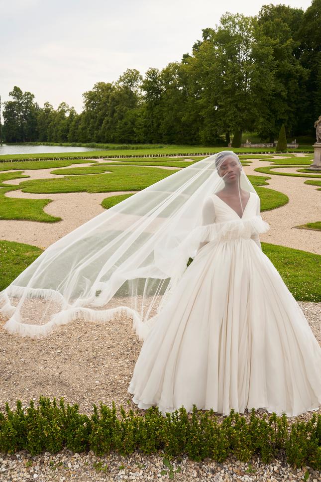 Giambattista Valli imagine sa première collection de robes de mariée… et c'est incroyable !