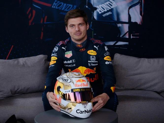 Formula 1: Max Verstappen presented the helmet he will use in 2022 with new number and details of “gold” typical of a king