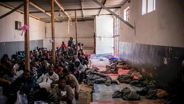Un viaje al fondo de las cárceles de Libia, en donde se tortura y convierte en despojos a los migrantes 