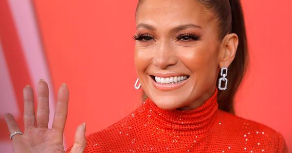 Jennifer Lopez sabe cuál es el color más favorecedor de la temporada estival