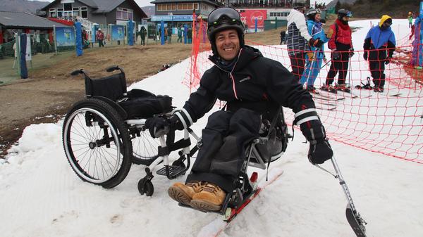Un accidente en la montaña le cambió la vida y se convirtió en el primer instructor de esquí en silla de ruedas del mundo