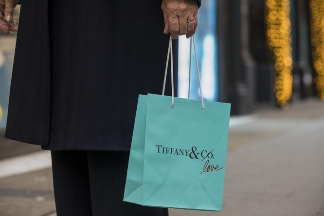 Entre 'dimes y diretes', Tiffany acepta nueva oferta de compra de Louis Vuitton