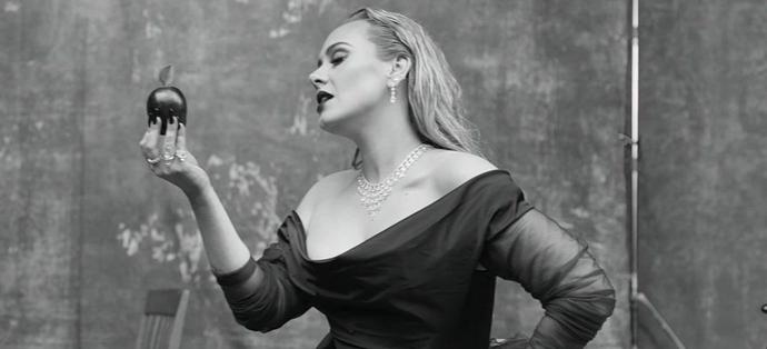 Adele y su arsenal de joyas de Cartier de más de 3 millones de pesos para su video 'Oh My God'