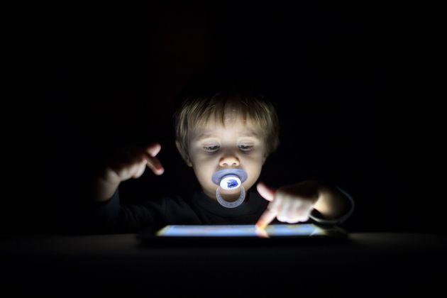Как да наблюдавате и ограничавате времето, прекарано в гледане екрана от вашите деца?