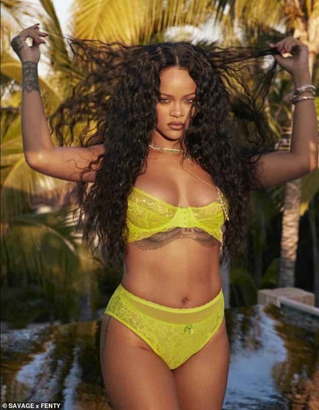 Rihanna raises the temperature wearing sexy lace lingerie (photos)