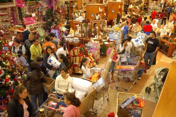 Los estadounidenses deciden hacer sus compras navideñas, en persona o en línea