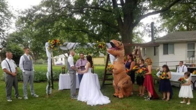 Su hermana le pidió que sea su dama de honor y llegó a la boda "vestida" de Tiranosaurio Rex