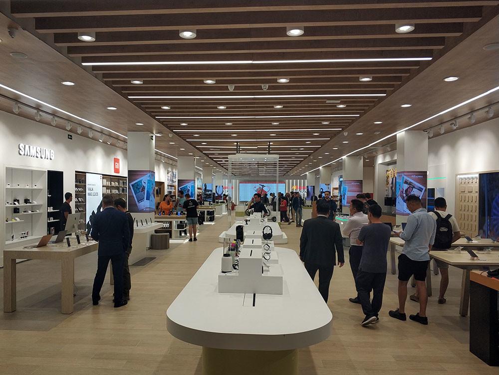 This is inside the new Aliexpress store in Madrid, its first in Europe: more than 700 square meters of telephony, electronics, accessories, pets and beauty