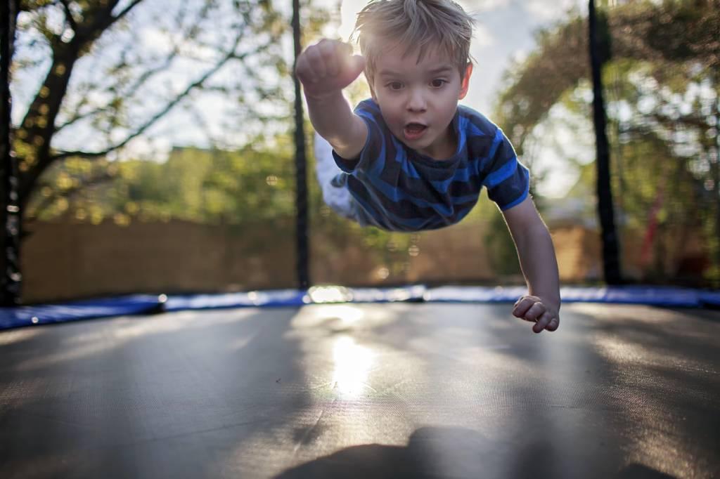 Trampoline enfants : bonne ou mauvaise idée ?