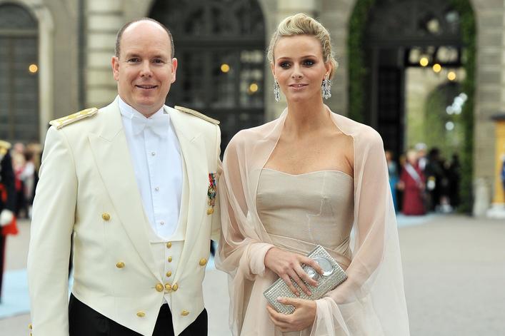 Caroline de Monaco brille de mille feux dans une robe Chanel Haute Couture au côté de Sharon Stone pour la soirée du prince Albert 