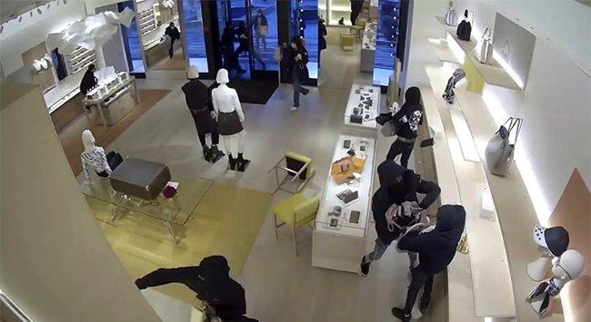 Robo relámpago en Chicago: 14 ladrones saquearon una tienda de Louis Vuitton a plena luz del día 