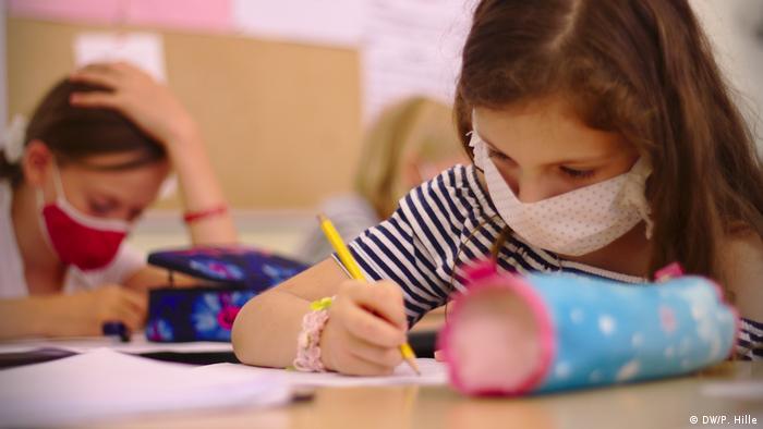 ‘Se ha vuelto un hábito’: el uso obligatorio de mascarilla en las escuelas no molesta a muchos estudiantes