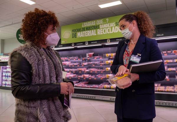  María Eugenia Limón learns about Mercadona's new 'efficient store' model to reduce plastics in Lepe |  Heconomia.es - Economic and business information of Huelva