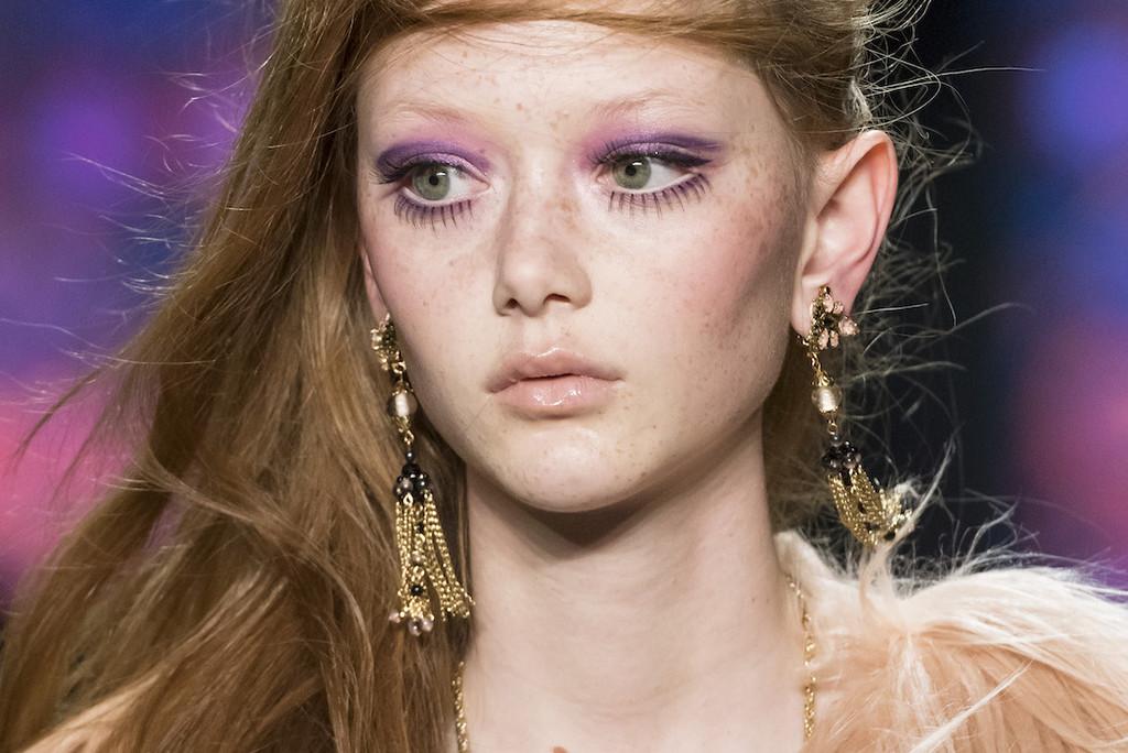 First it was Zara and now Fendi confirms the most daring trend: shiny applications on the face 