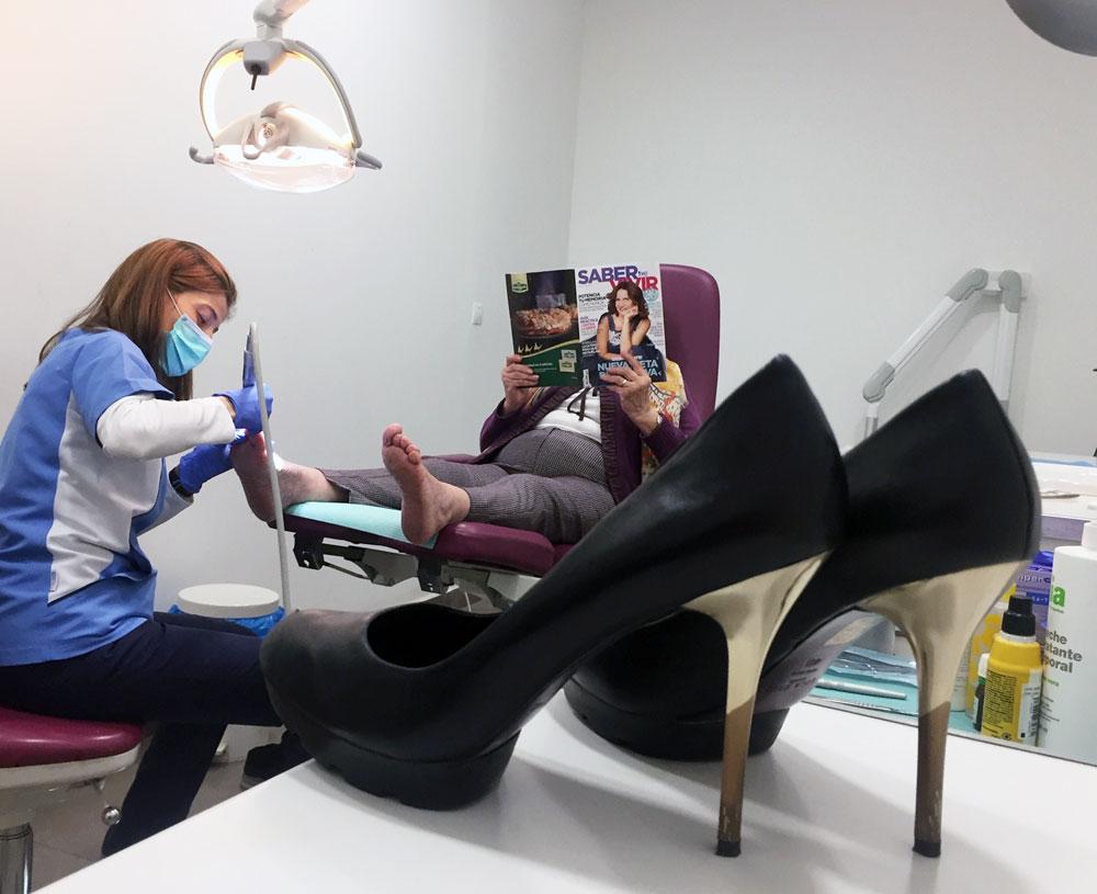 High-heeled shoes, contraindicated with work