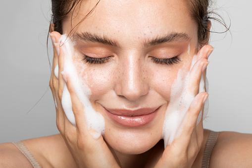 Limpieza facial profunda para rejuvenecer la piel y mantenerla libre de puntos negros 