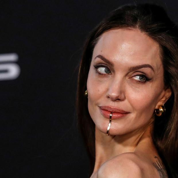Mamá, quiero hacerme el piercing que lleva Angelina Jolie