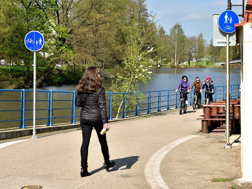 Even on the cycle path, we have to behave like on the road. Cyclists ride on the right, but pedestrians walk on the left