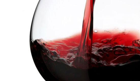 Doce sorprendentes beneficios del vino tinto