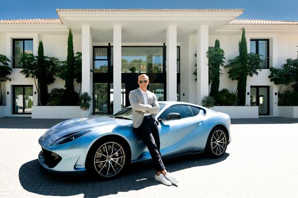 Artur, el ruso que vende mansiones de 30 millones en Marbella con Ferraris, modelos y helicópteros 