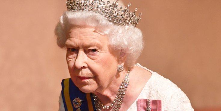 La modista de la reina Isabel revela que usa ginebra para limpiar sus joyas 