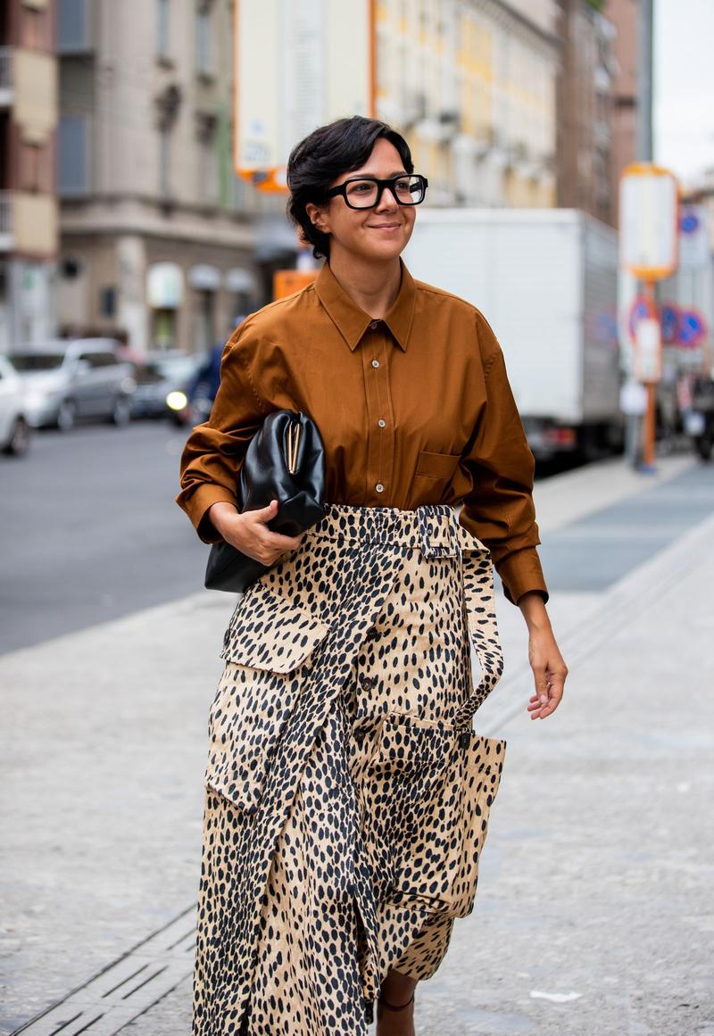 Cómo combinar una falda de leopardo en los 15 looks con más clase y más elegantes de la temporada