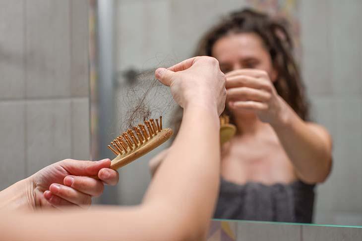 Cheveux fragiles et cassants : 5 recettes magiques pour les soigner naturellement 