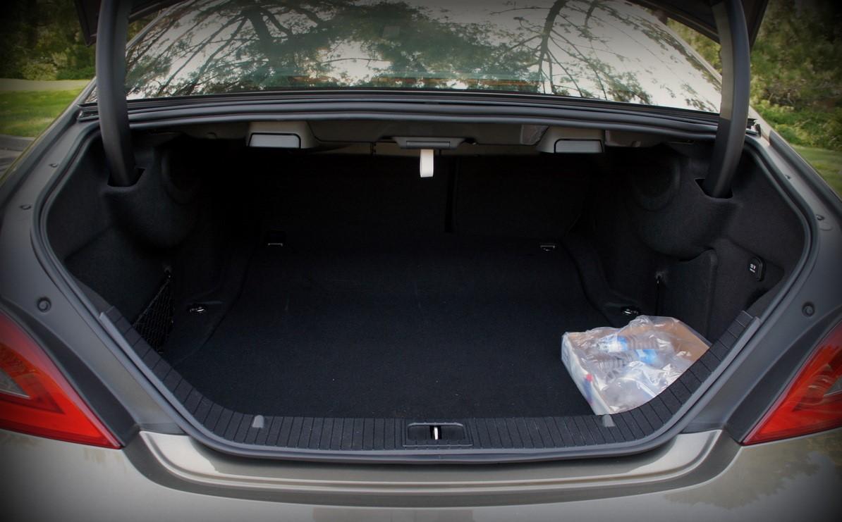 Covid-19. In the United States , a woman locks her son in her trunk to avoid contamination 