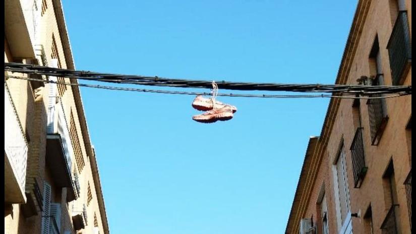 ¿Por qué en algunas calles se cuelgan zapatillas en los cables eléctricos?