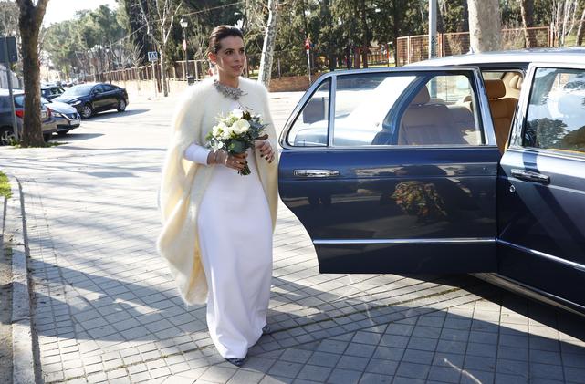Alejandra Ansón impresiona con un sencillo vestido de novia y una capa de lana con cola
