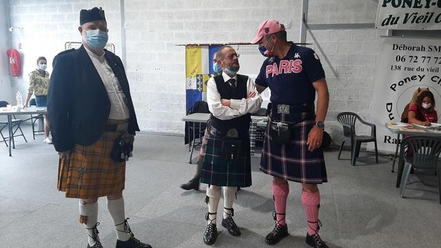 Yvelines. For these men in Rambouillet: it's never without my kilt