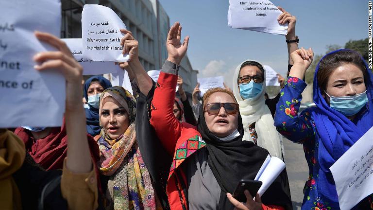 Mujeres afganas recurren a las redes sociales con el atuendo tradicional días después de la manifestación pro talibán