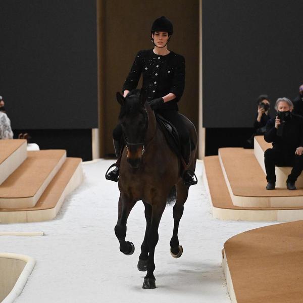 VIDEO. A cheval, Charlotte Casiraghi de Monaco crée l'évènement au défilé Chanel 