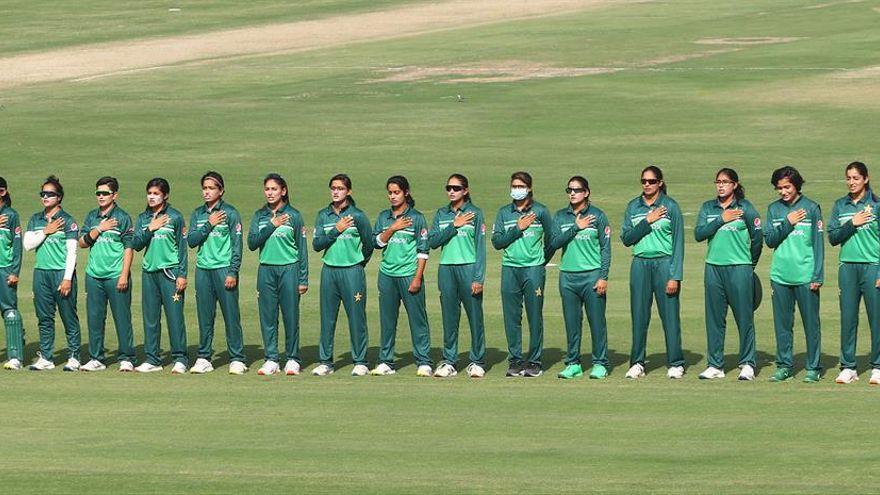 Tener que vestirse “como un hombre” o “cortarse el pelo”: la lucha de las mujeres pakistaníes para jugar al críquet