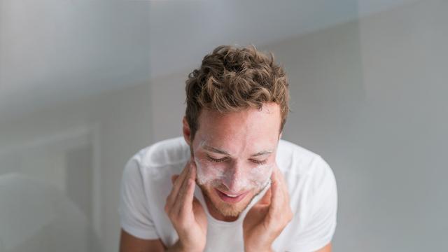 Doble limpieza facial: cómo lavarte la cara para estar más atractivo a los 30