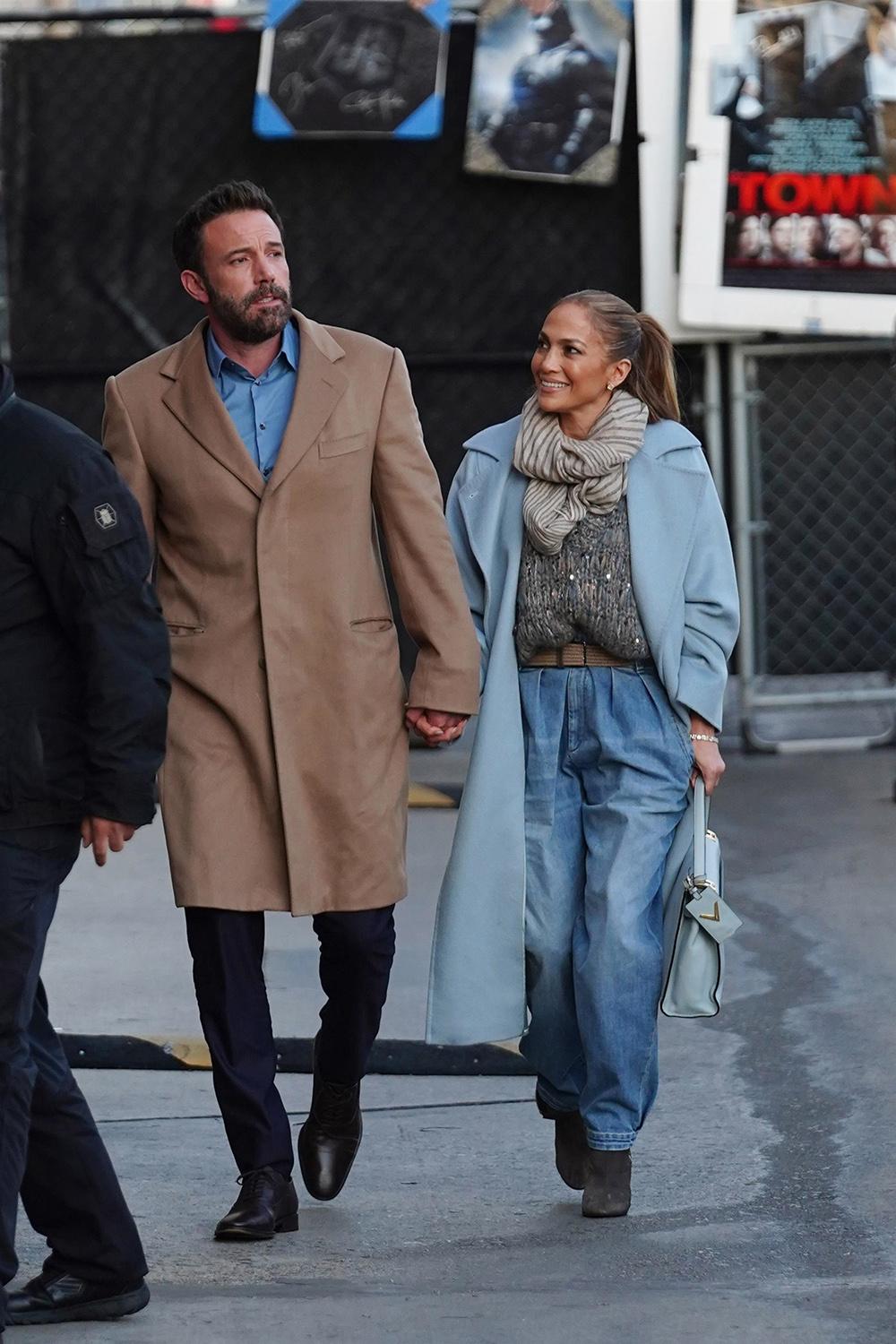Jennifer Lopez has a short short at the music studio with Ben Affleck and her son Max, 13 years old - photos