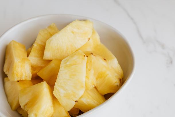 The health benefits of eating pineapple at night 