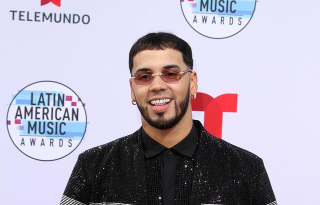 Anuel AA boasts 'the makinón' of his new girlfriend and she marks territory with this comment