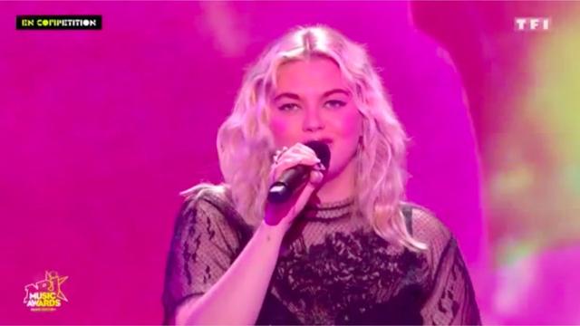 Louane N: in concert, she opts for a sweatshirt and platform boots ·Global Voices
