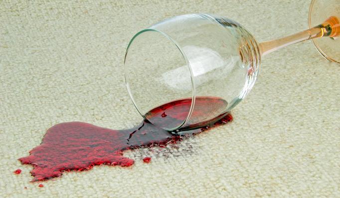 Des astuces pour réussir à faire disparaître une tache de vin rouge : non, le sel n'en fait pas partie ! 