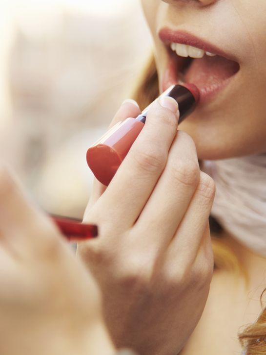 L'art d'appliquer un rouge à lèvres mat 